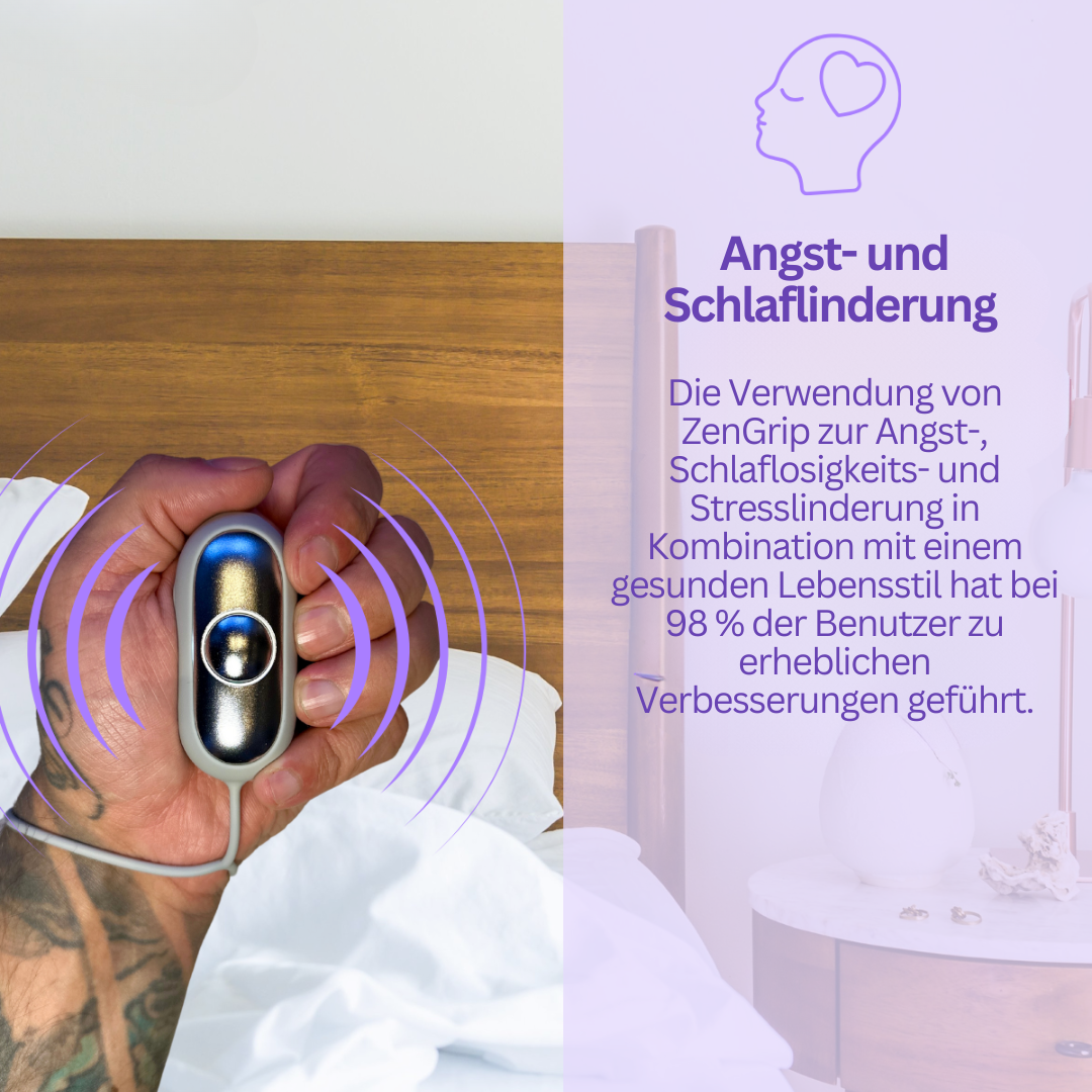 Hand hält ZenGrip-Gerät zur Angst- und Schlaflinderung, silber, auf Holztisch.