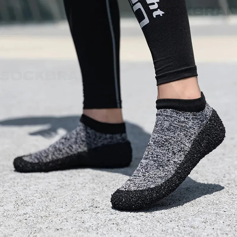 Graue rutschfeste Sockenschuhe für Damen, atmungsaktiv, ideal für Sport und Freizeit.