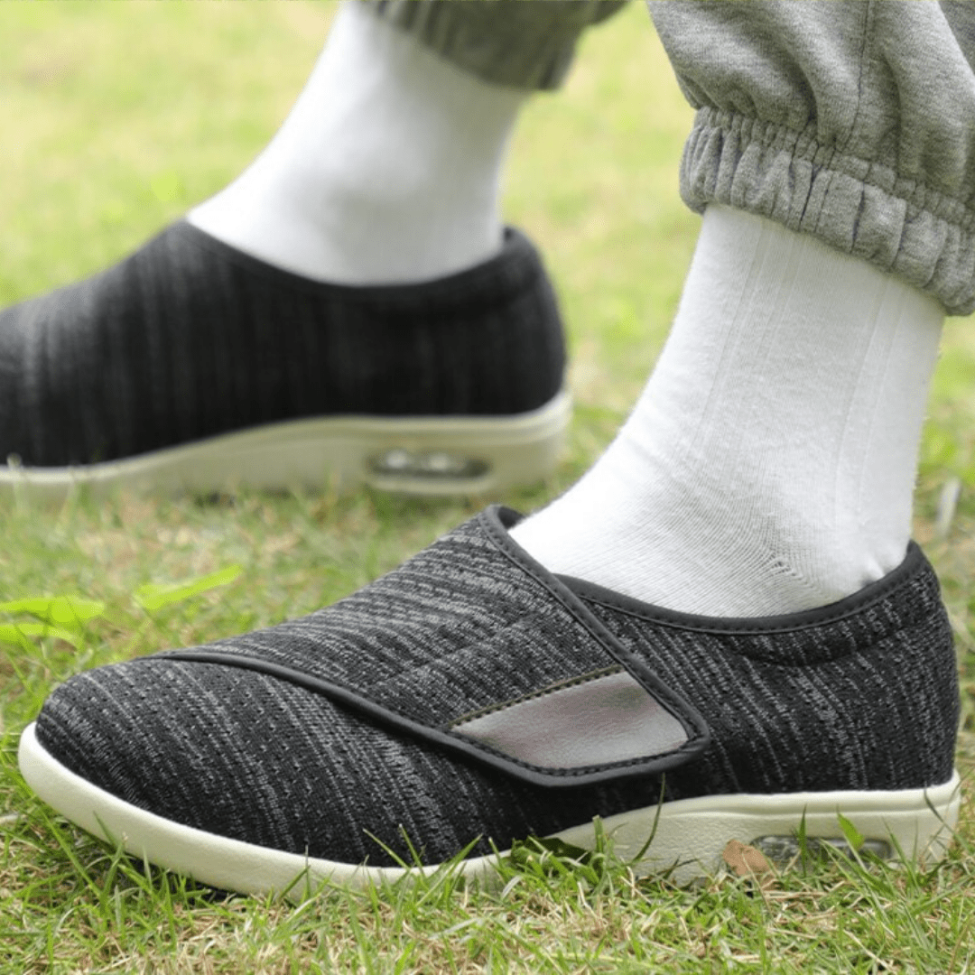 Schwarze Herren-Sneaker aus Stoff, bequem, atmungsaktiv, ideal für Freizeit und Sport.