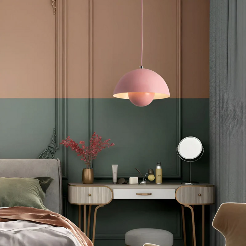 Rosa Hängelampe im Schlafzimmer, moderne Inneneinrichtung, skandinavisches Design, Holzschreibtisch.