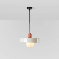Moderne Hängelampe, weißer Schirm, rosa Fassung, minimalistisches Design, Innenbeleuchtung.