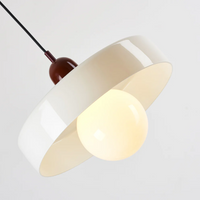 Moderne weiße Pendelleuchte mit rundem Lampenschirm und Glühbirne, minimalistisches Design.