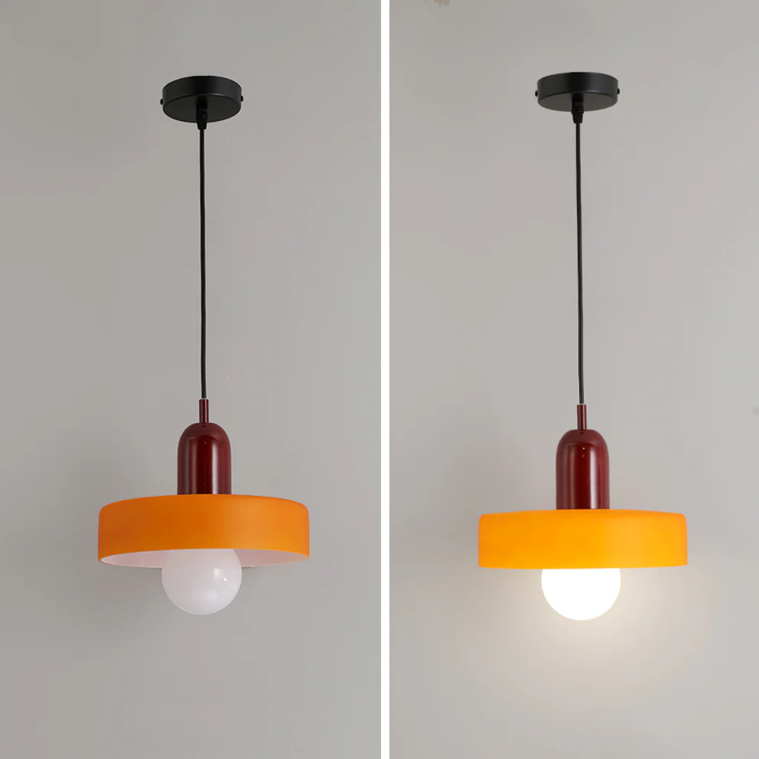 Moderne orange Hängelampe mit schwarzem Kabel und weißer Glühbirne, Deckenleuchte Design.