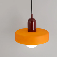 Orange Hängelampe mit rotem Sockel, modernes Design, LED-kompatibel, Wohnzimmerbeleuchtung.