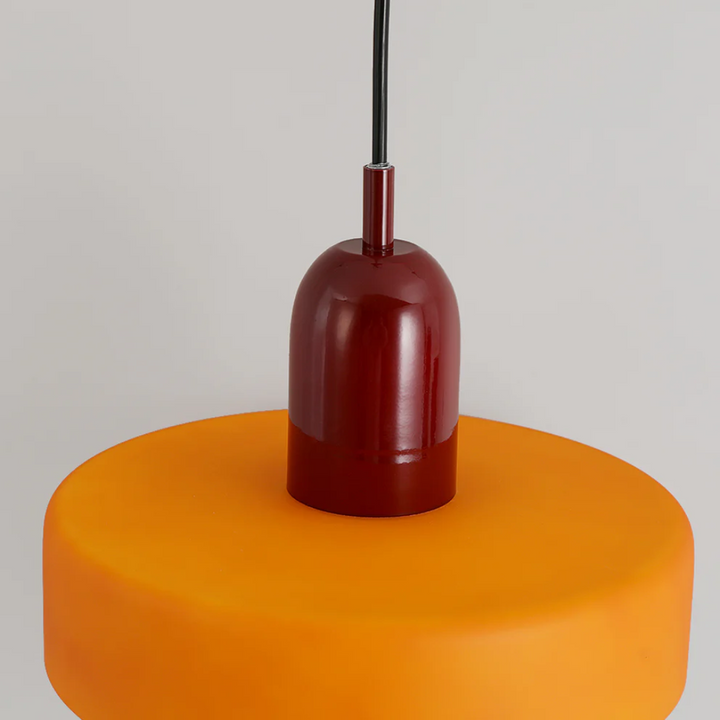 Orange Deckenleuchte mit rotem Sockel, modernes Design, Wohnzimmerbeleuchtung, minimalistisch.