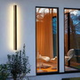 Moderne schwarze Wandleuchte außen, vertikal, LED, minimalistisch, energiesparend, Hausbeleuchtung.