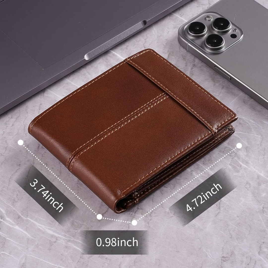 Braune Leder-Geldbörse, kompakt, neben Laptop und Smartphone auf Marmortisch.