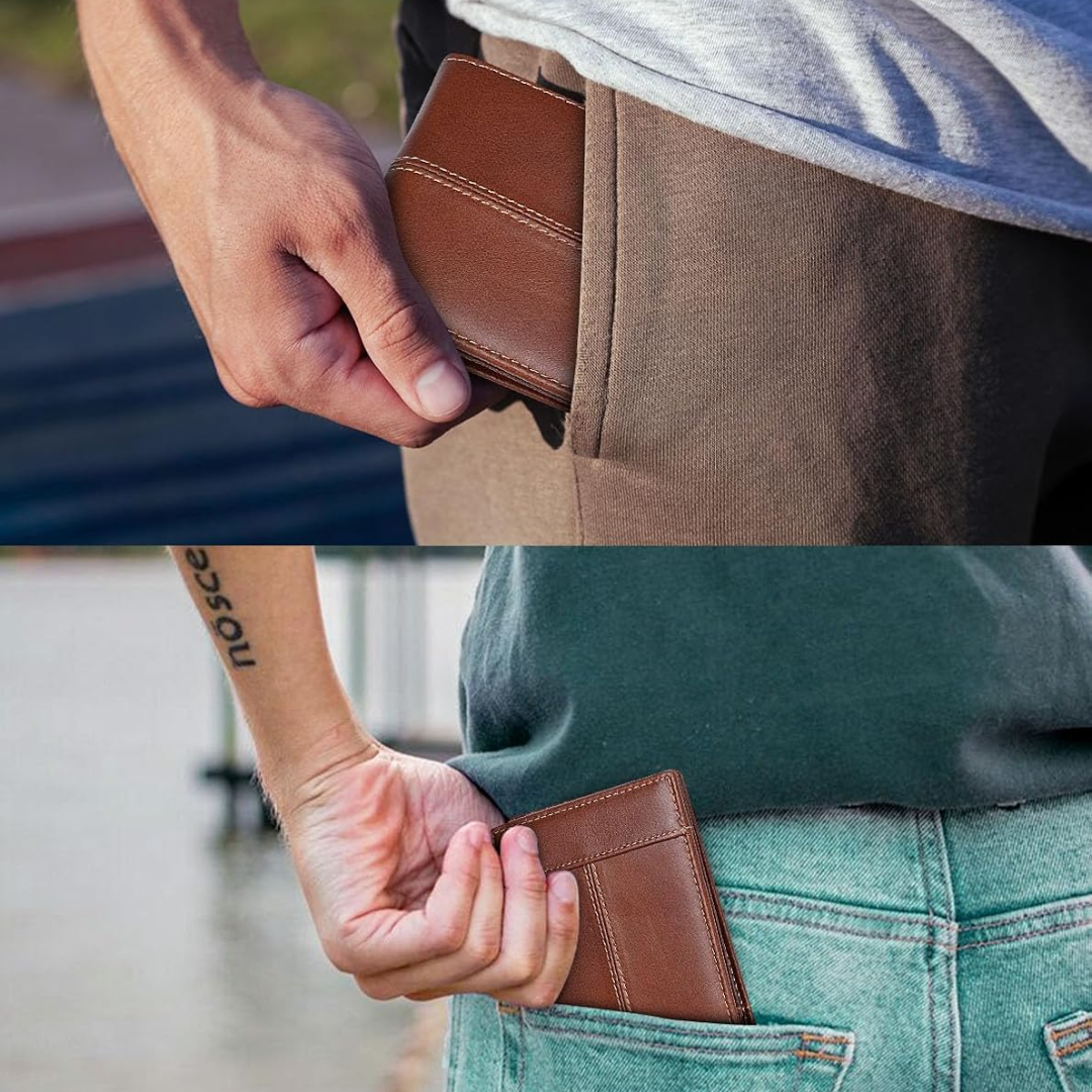 Braune Lederbrieftasche, kompakt, in Hosentasche gesteckt, stilvoll und praktisch.