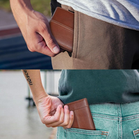 Braune Lederbrieftasche, kompakt, in Hosentasche gesteckt, stilvoll und praktisch.
