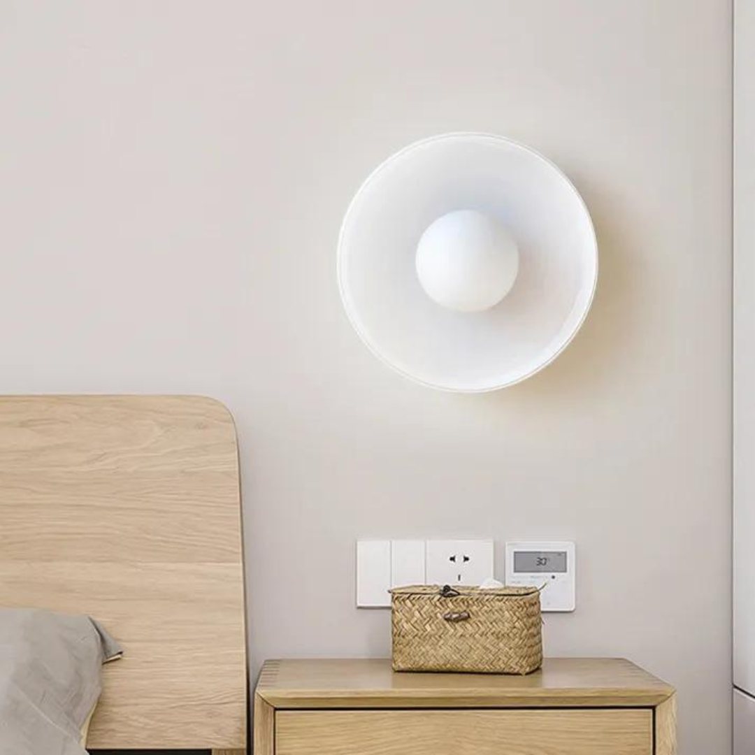 Moderne weiße Wandleuchte im Schlafzimmer, minimalistisches Design, Holz-Nachttisch.