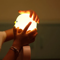 Kindernachtlicht Kükenform, warmes LED-Licht, tragbar, batteriebetrieben, gelb.
