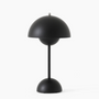 Schwarze Tischlampe, modernes Design, Metall, runder Schirm, Innenbeleuchtung, minimalistisch.