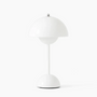 Weiße Tischlampe, modernes Design, Metall, skandinavischer Stil, Wohnkultur, Beleuchtung.
