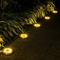 Solarbetriebene LED-Bodenleuchten beleuchten Gartenweg nachts, energiesparend, wetterfest.