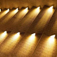 Beleuchtete Treppenstufen, warmweißes LED-Licht, moderne Außenbeleuchtung, Sicherheit, Nachtansicht.