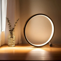 Runde LED-Tischlampe aus Holz auf Tisch, modernes Design, warmes Licht, Dekoration.