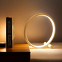 Moderne LED-Tischlampe in Ringform, warmweißes Licht, minimalistisches Design, Schlafzimmer-Dekor.