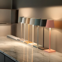 Sechs moderne Tischlampen in verschiedenen Farben auf Marmortisch, LED, minimalistisches Design.