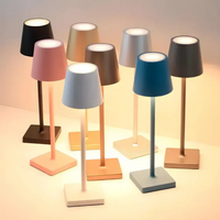 Verschiedene farbige LED-Tischlampen, modern, minimalistisch, für Wohnzimmer oder Büro.