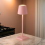 Rosa Tischlampe aus Metall auf Marmortisch in modernem Kücheninterieur.