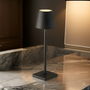 Schwarze Tischlampe aus Metall auf Marmortisch, modernes Design, Innenbeleuchtung.
