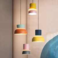 Bunte Hängelampen aus Metall, modern, mehrfarbig, Inneneinrichtung, Beleuchtung, Wohnzimmer.