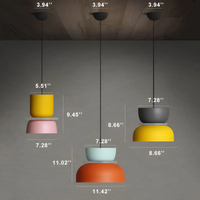 Drei bunte, moderne Pendelleuchten, gelb, grau, orange, mit Maßen, hängend an Holzdecke.
