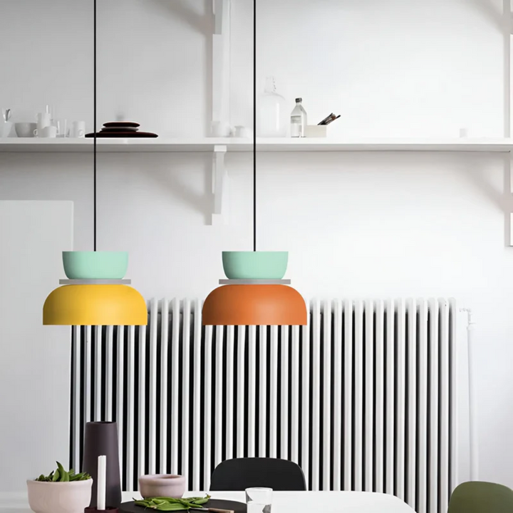 Zwei bunte Pendelleuchten über Esstisch, moderne Inneneinrichtung, skandinavisches Design.