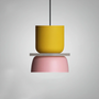 Gelbe und rosa moderne Hängelampe, minimalistisches Design, Inneneinrichtung, skandinavischer Stil.