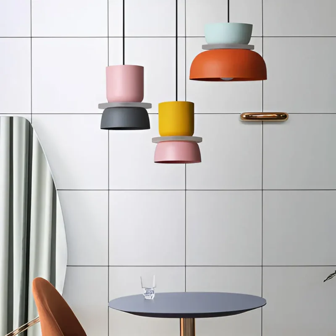 Moderne bunte Hängelampen über rundem Tisch, stilvolles Interieur, skandinavisches Design.