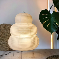 Papierlampe in Kürbisform, warmes Licht, modernes Design, Wohnzimmerdekoration, beige.