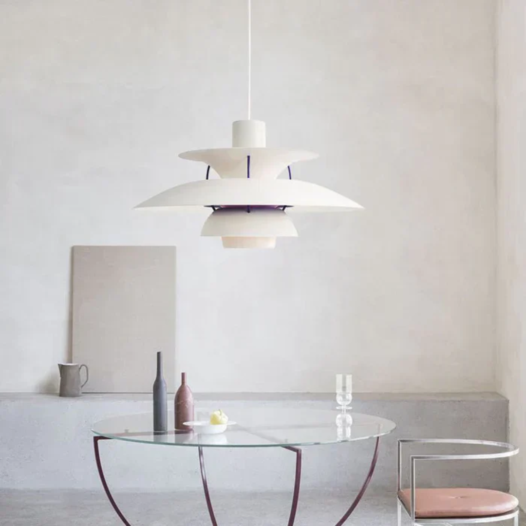 Moderne weiße Pendelleuchte über rundem Glastisch in minimalistischem Wohnzimmer.