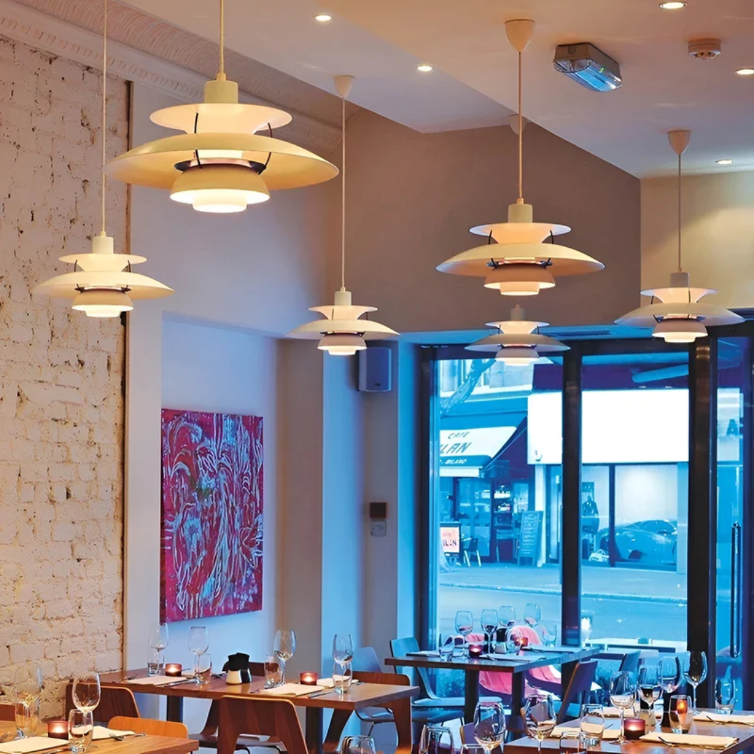 Moderne weiße Pendelleuchten im Restaurant, skandinavisches Design, elegante Innenbeleuchtung.
