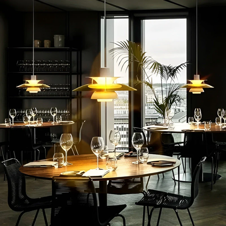 Moderne Esszimmerbeleuchtung, hängende Pendelleuchten über runden Holztischen, elegantes Design.