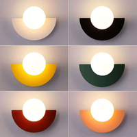 Sechs bunte Wandleuchten, Halbkreis-Design, moderne Innenbeleuchtung, verschiedene Farben.