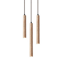 Drei zylindrische Pendelleuchten aus Naturstein, modern, minimalistisch, hängend, beige.