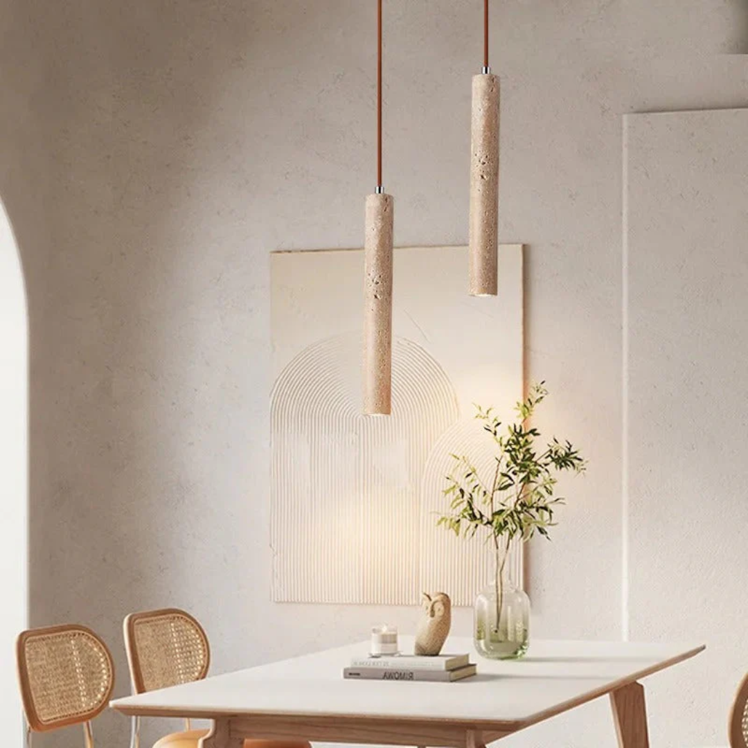 Zwei hängende Pendelleuchten aus Holz über einem Esstisch in modernem, minimalistischem Design.