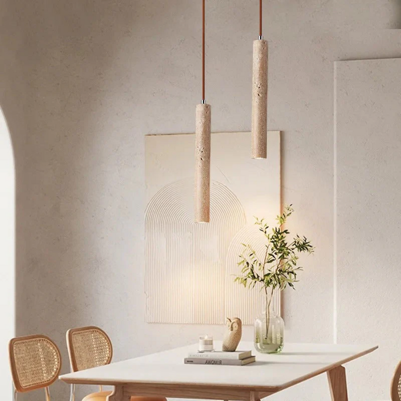 Zwei hängende Pendelleuchten aus Holz über einem Esstisch in modernem, minimalistischem Design.