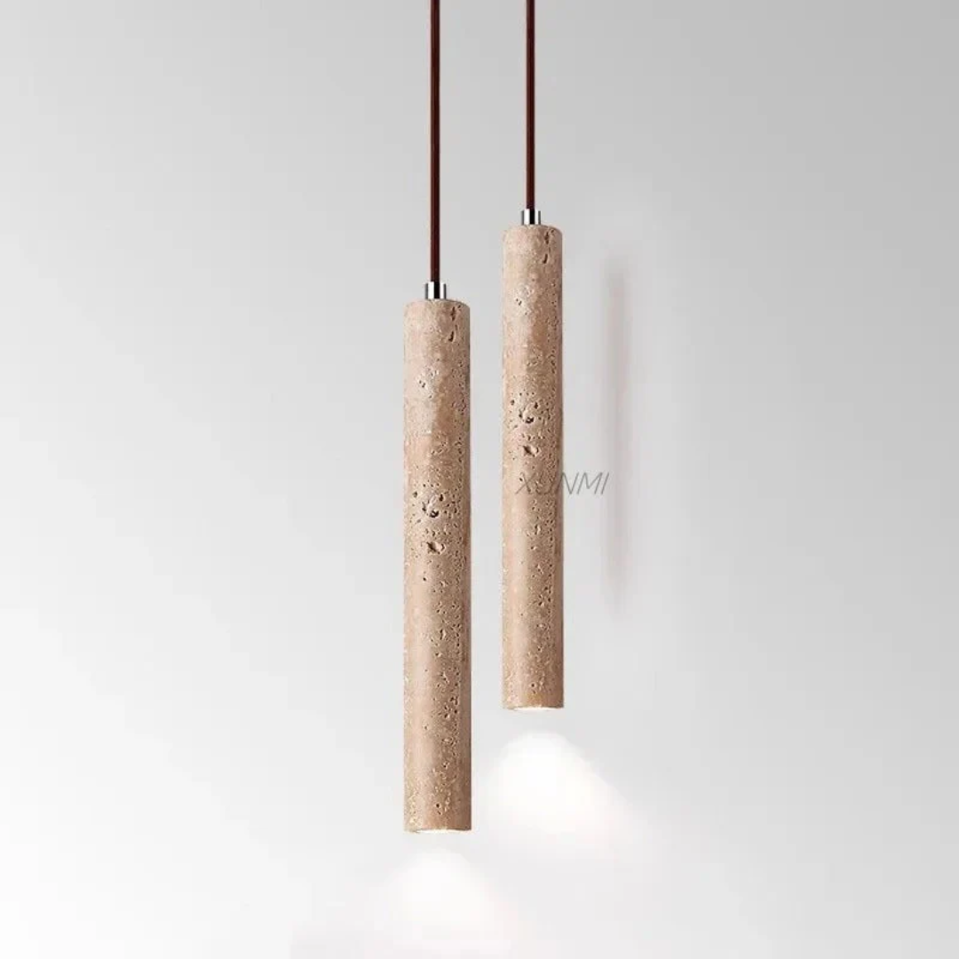 Zwei zylindrische Pendelleuchten aus Naturstein, modern, minimalistisch, beige, hängend.