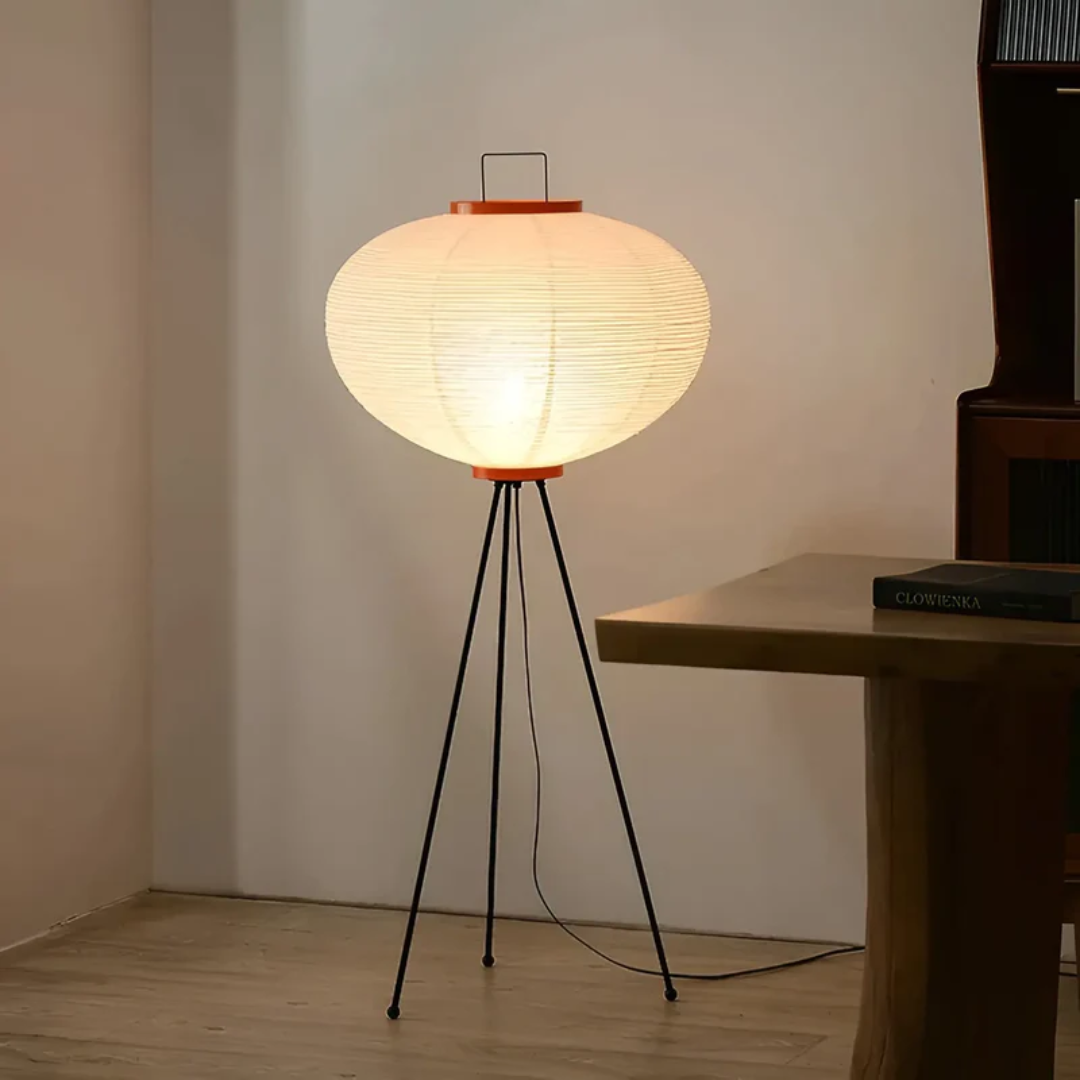Stehlampe mit Papierlampenschirm, schwarzem Metallgestell, warmes Licht, modernes Design.