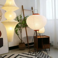 Moderne Stehlampe aus Papier, weiß, mit Holzdetails, in stilvollem Wohnzimmer, skandinavisches Design.
