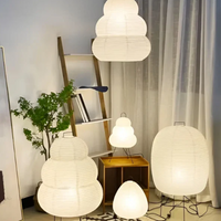 Weiße Papierlampen in verschiedenen Formen, moderne Inneneinrichtung, skandinavisches Design.