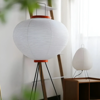 Weiße Papierlampe auf schwarzem Stativ, modernes Design, Wohnzimmerdekoration.