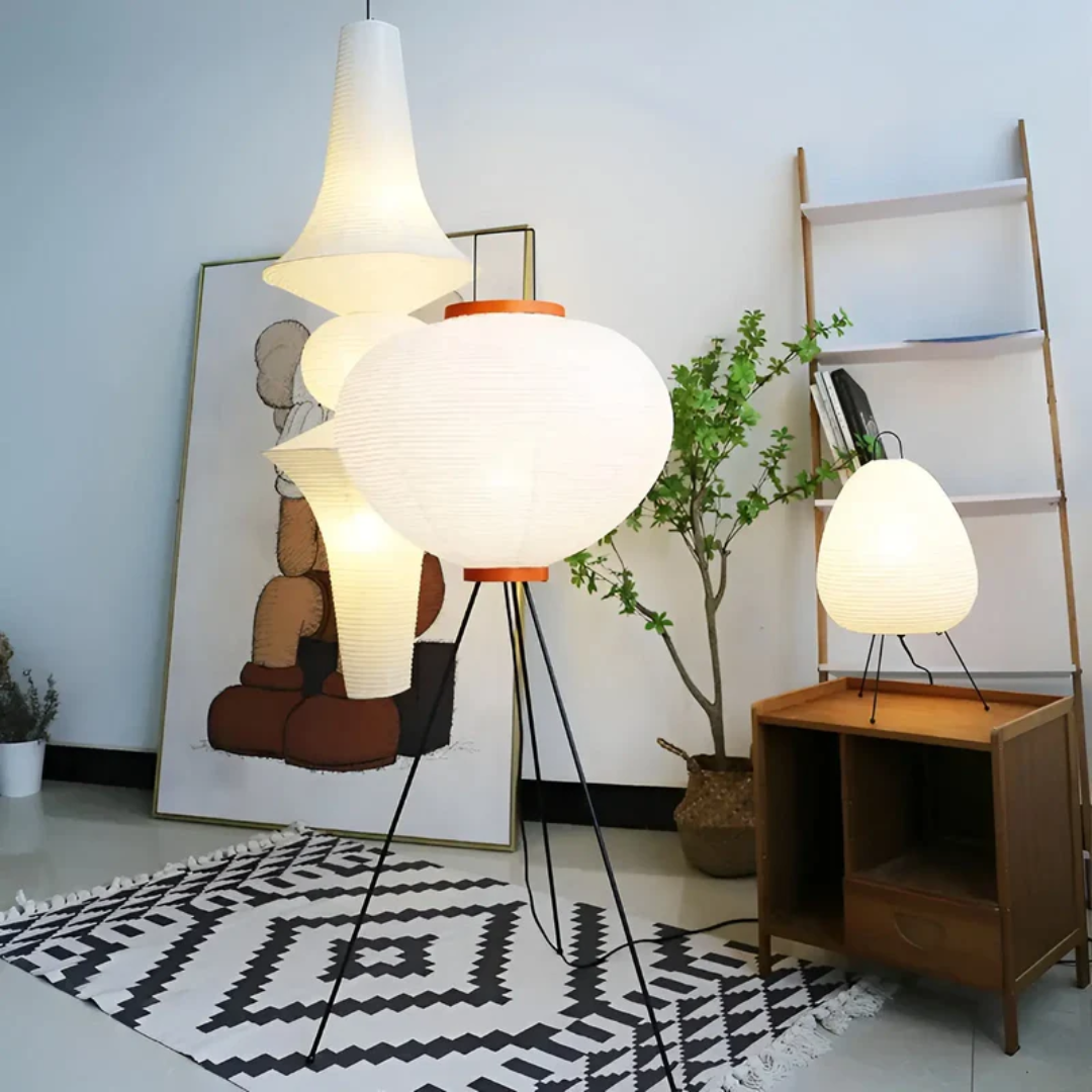 Moderne Stehlampe aus Papier, weiß, auf Teppich mit geometrischem Muster, neben Holzregal.