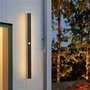 Schwarze LED-Wandleuchte außen, modern, vertikal, energiesparend, warmweißes Licht.