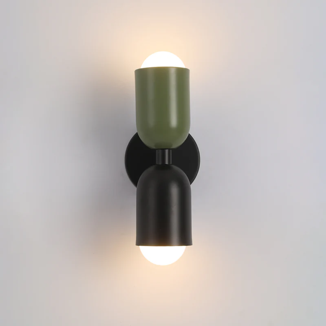 Moderne Wandleuchte, zweifarbig grün und schwarz, minimalistisch, Innenbeleuchtung.