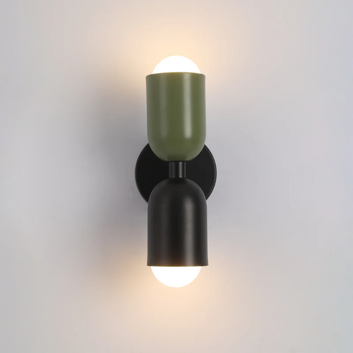 Moderne Wandleuchte, zweifarbig grün und schwarz, minimalistisch, Innenbeleuchtung.