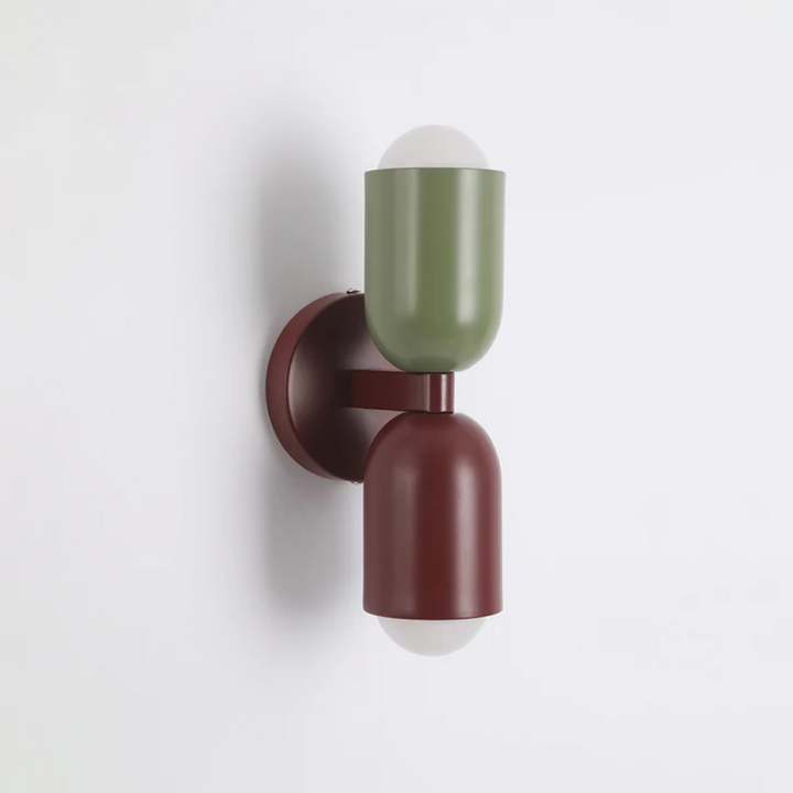 Moderne zweifarbige Wandleuchte, grün und rot, minimalistisches Design, Innenbeleuchtung.