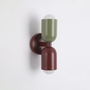 Moderne zweifarbige Wandleuchte, grün und rot, minimalistisches Design, Innenbeleuchtung.