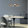 Moderne Esszimmerbeleuchtung, runder Tisch, graue Stühle, minimalistisches Design, Innenarchitektur.
